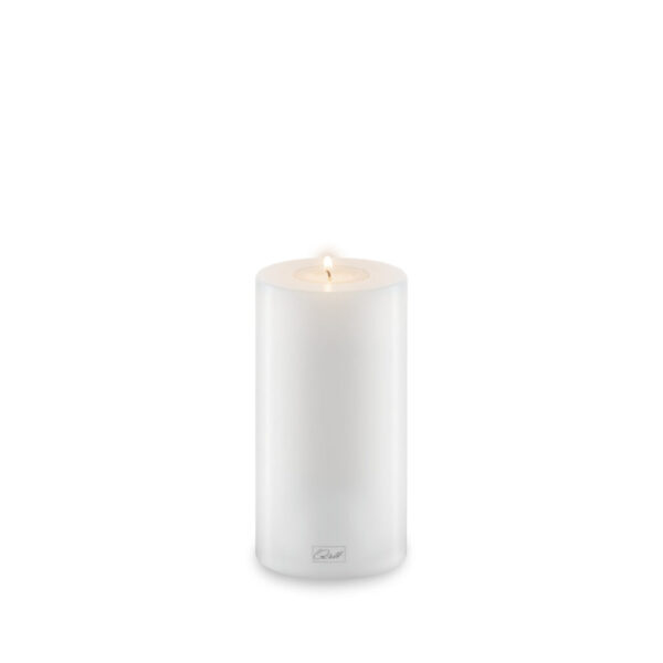 Qult Farluce Trend Teelichthalter – 8 x 15 cm Stilvoller Teelichthalter in Kerzenform mit zeitlosem, modernem Design. Die Dauerkerze behält ihre Form, da nur das Teelicht ausgetauscht wird. Frostsicher, hitzebeständig und ideal für drinnen & draußen. Das transparente Teelicht erzeugt ein warmes, gemütliches Licht. Perfekt für Wohnräume, Gastronomie oder Outdoor-Deko. Made in Germany. Arbeitsdatei_Trend_Coloured